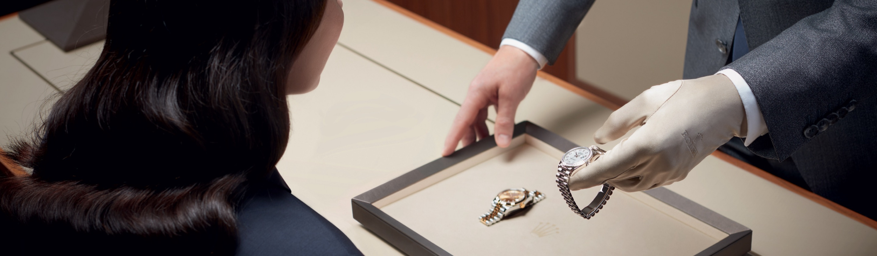 rolex-contact-message-7214_shoot_shop_geneva_retail_campaign_client_vendeur_pub_25_03_2019_sm_iso_01-landscape.jpg