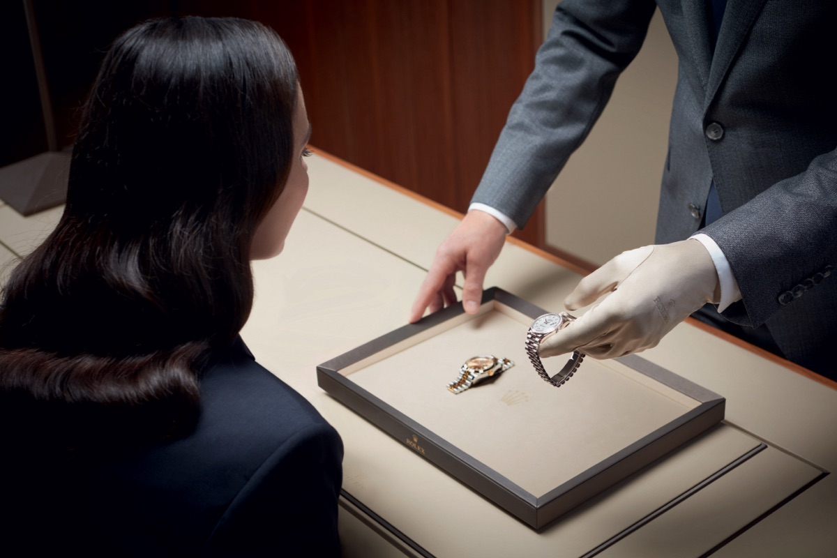 rolex-contact-message-7214_shoot_shop_geneva_retail_campaign_client_vendeur_pub_25_03_2019_sm_iso_01_small-landscape.jpg