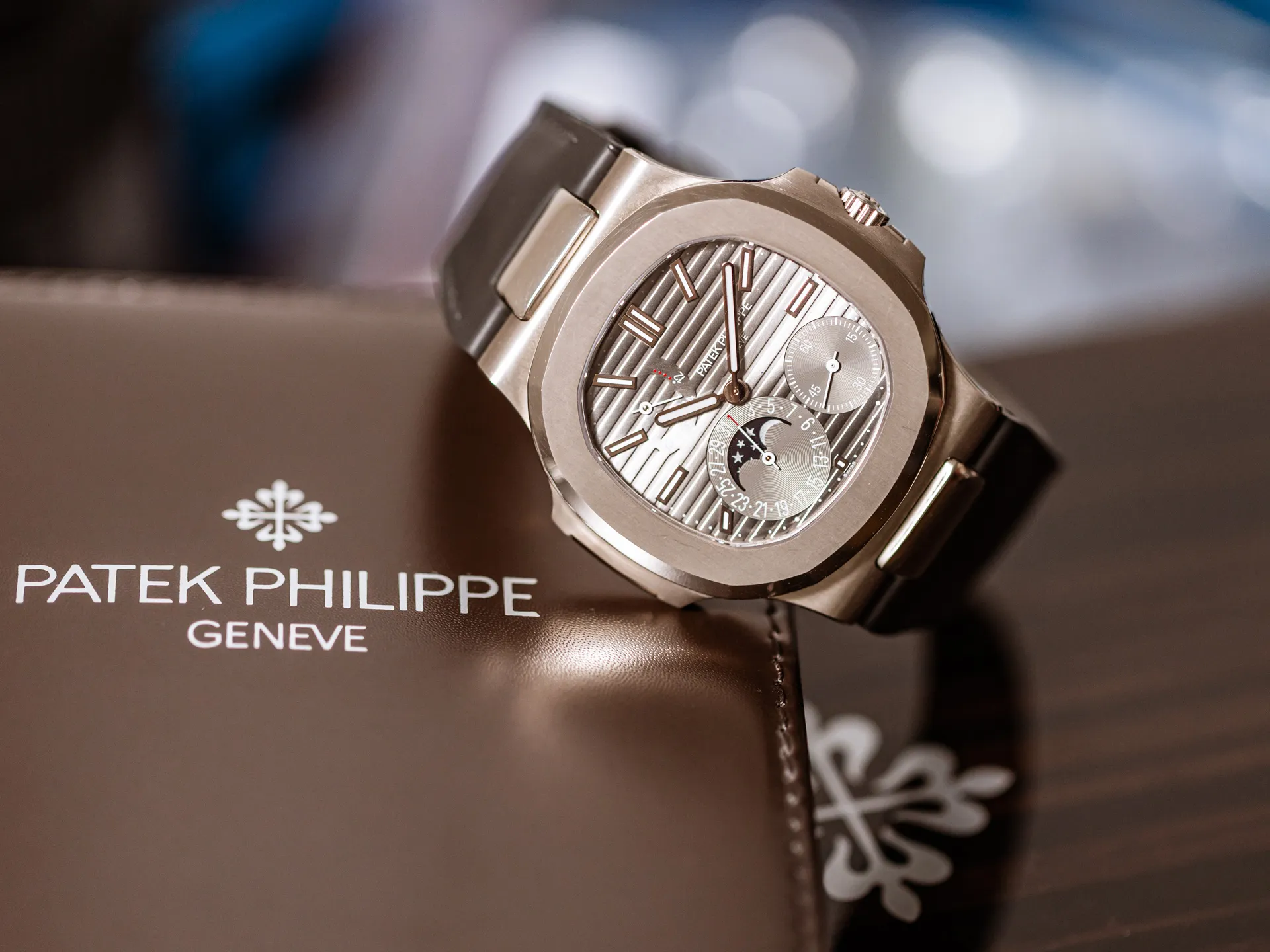 patek-philippe-nautilus-moonphase-ref-5712g-001-18k-white-gold-box-papers-bj-2021-germany-b.webp
